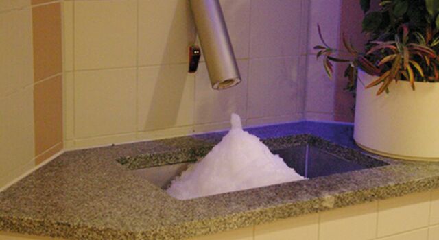 Crush Ice auf Steinwaschbecken neben Topfpflanze