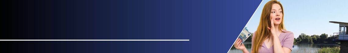 Frau am See mit Geldschein vor blauem Hintergrund