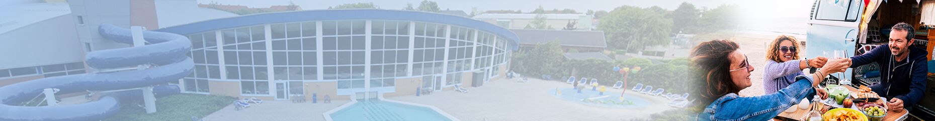 Ein Schwimmbad und Menschen, die draußen am Wohnmobil essen.