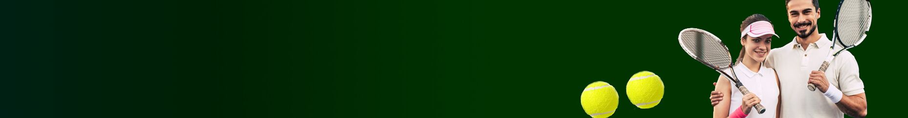 Lächelndes Tennis-Duo mit Schlägern, zwei gelbe Bälle auf grünem Hintergrund.