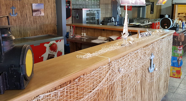 Dekorierte Theke mit Seilen, Laterne und Sommermotto.