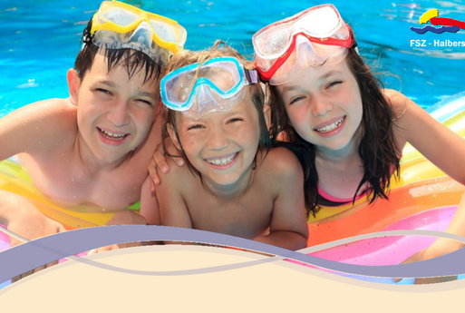 Glückliche Kinder mit Taucherbrillen im Pool auf einer Luftmatratze.