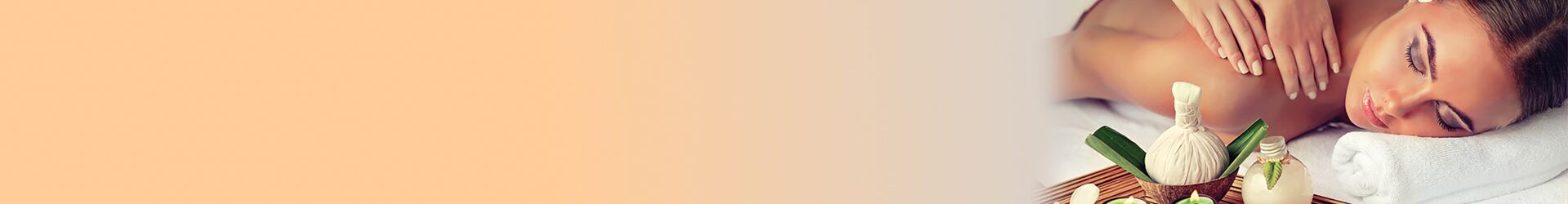 Frau bei einer Spa-Behandlung mit Massage und Entspannungszubehör