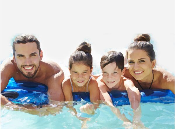 Familie beim Schwimmen auf Matratzen im Schwimmbad, lächelnd und entspannt.