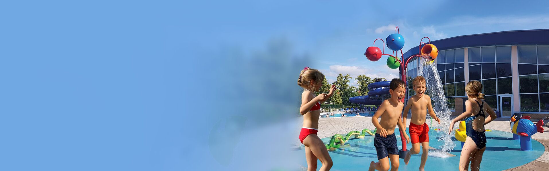 Kinder spielen im Wasserpark mit Rutsche.