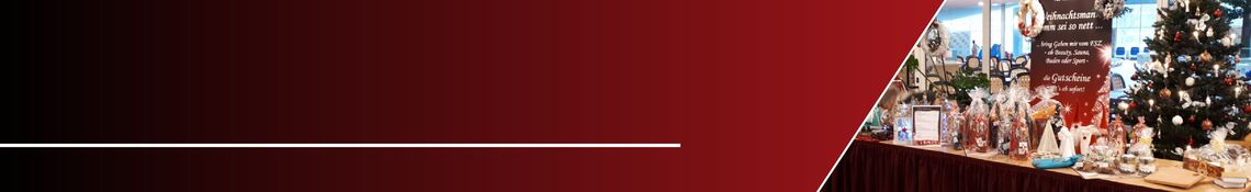 Weihnachtstisch mit Geschenken und Dekoration.