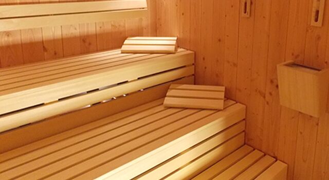 Holz-Saunaräume mit Bänken und Kopfstützen.