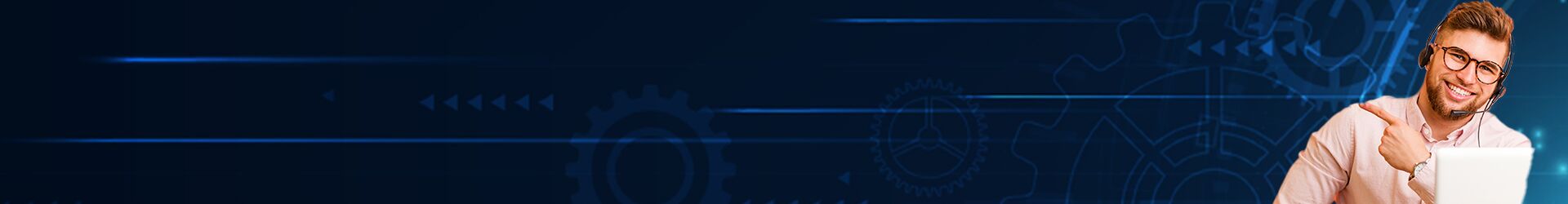 Junger Mann mit Laptop und Headset vor technischem Hintergrund.