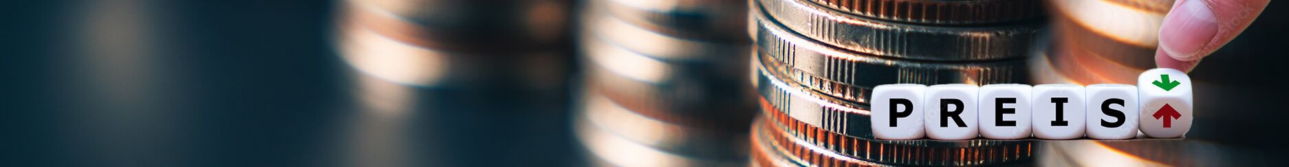 Geldstapel mit Würfeln, die das Wort PREIS bilden.