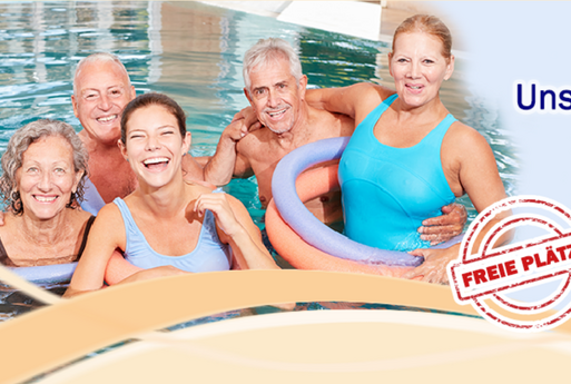 Gruppe Menschen im Schwimmbecken, mit Poolnudeln