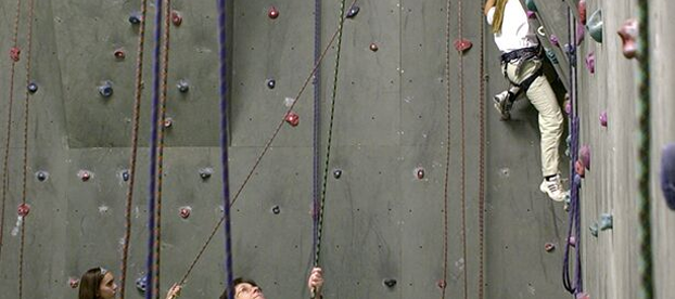 Kletterwand im Sport Land