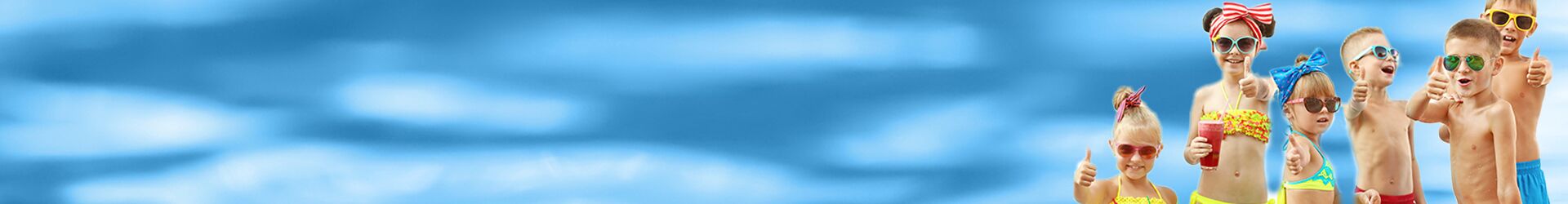 Kinder im Schwimmbad mit Sonnenbrillen, die den Daumen hoch zeigen.