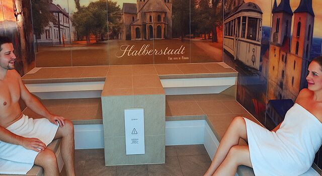 Zwei Personen sitzen in einer Sauna mit Halberstadt-Dekor.