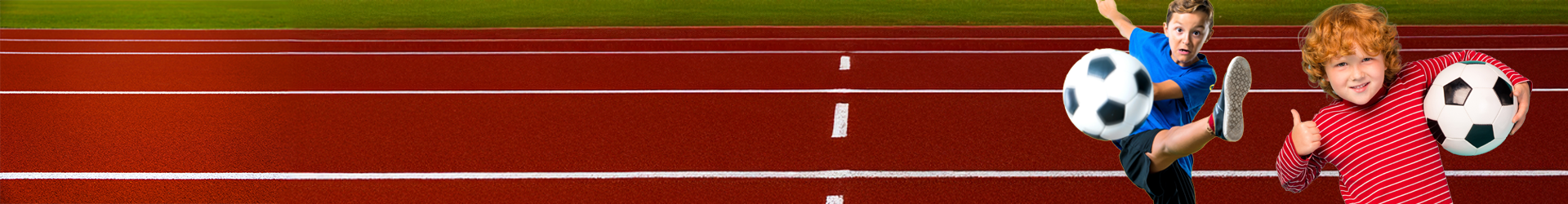 Kinder spielen auf einer Laufbahn mit einem Fußball.