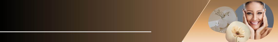 Freundliche Frau mit Hautpflegeprodukten und Blume