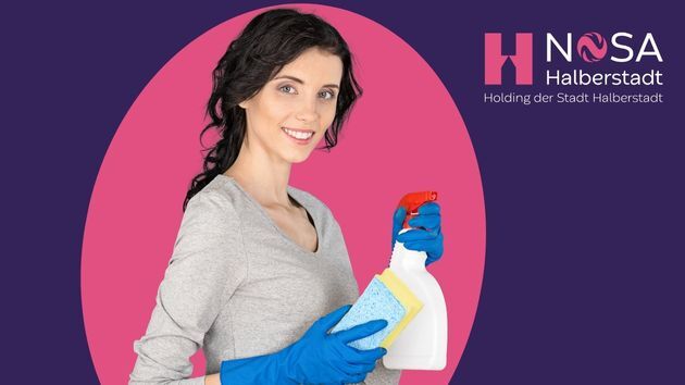 Frau mit Putzmitteln vor pinkem Hintergrund mit NOSA-Logo.