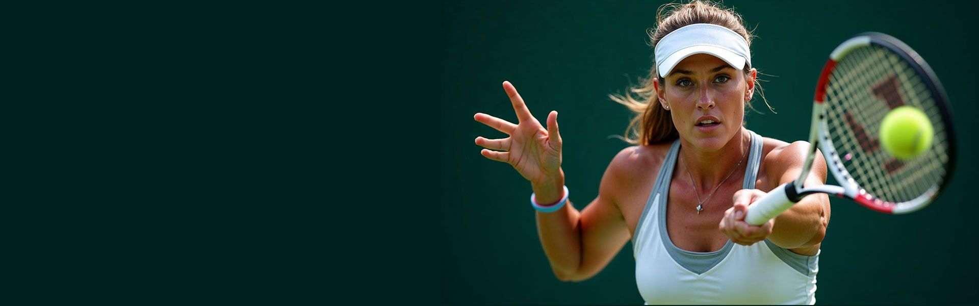 Frau spielt Tennis und fokussiert sich auf den Ball.