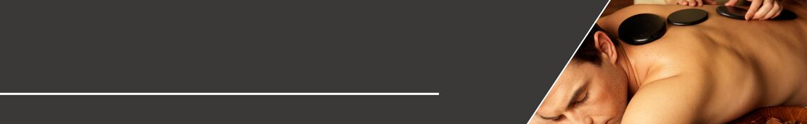 Mann erhält Hot-Stone-Massage auf dem Rücken.