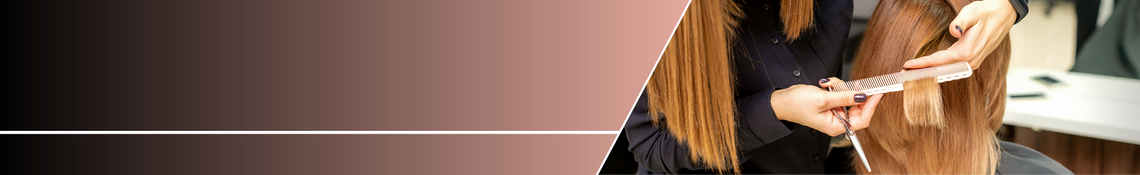 Friseur schneidet lange Haare mit Kamm und Schere.