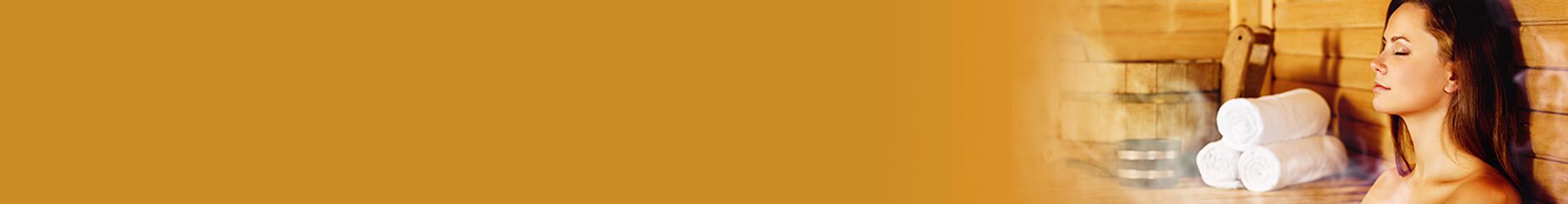 Frau entspannt in der Sauna mit Handtüchern im Hintergrund.