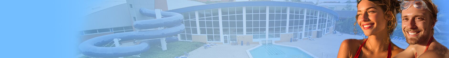 Zwei lächelnde Personen vor einem Schwimmbad mit Rutsche.