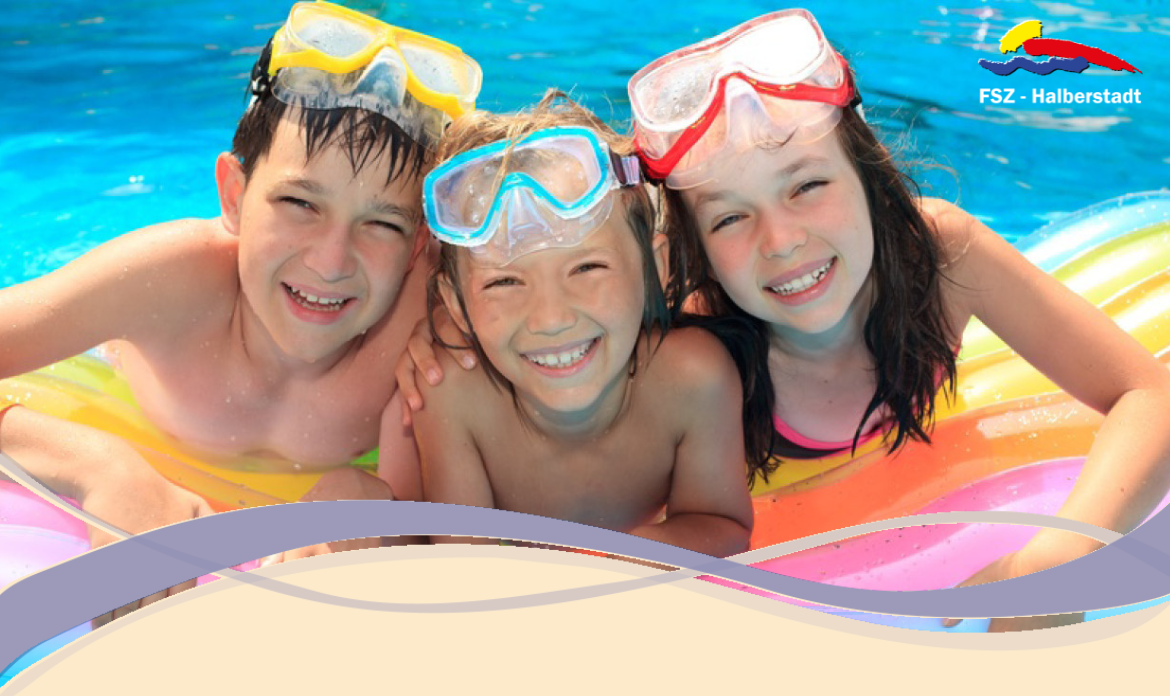 Glückliche Kinder mit Taucherbrillen im Pool auf einer Luftmatratze.